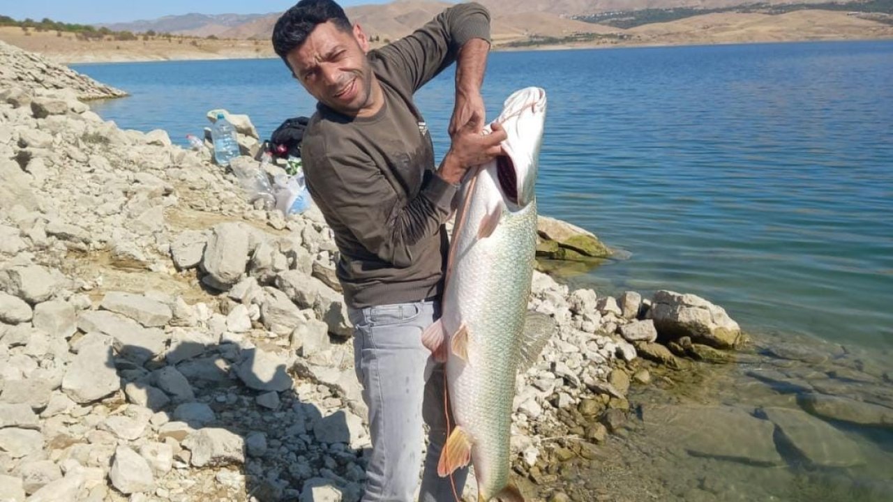 Elazığ’da amatör balıkçı 22 kiloluk turna yakaladı