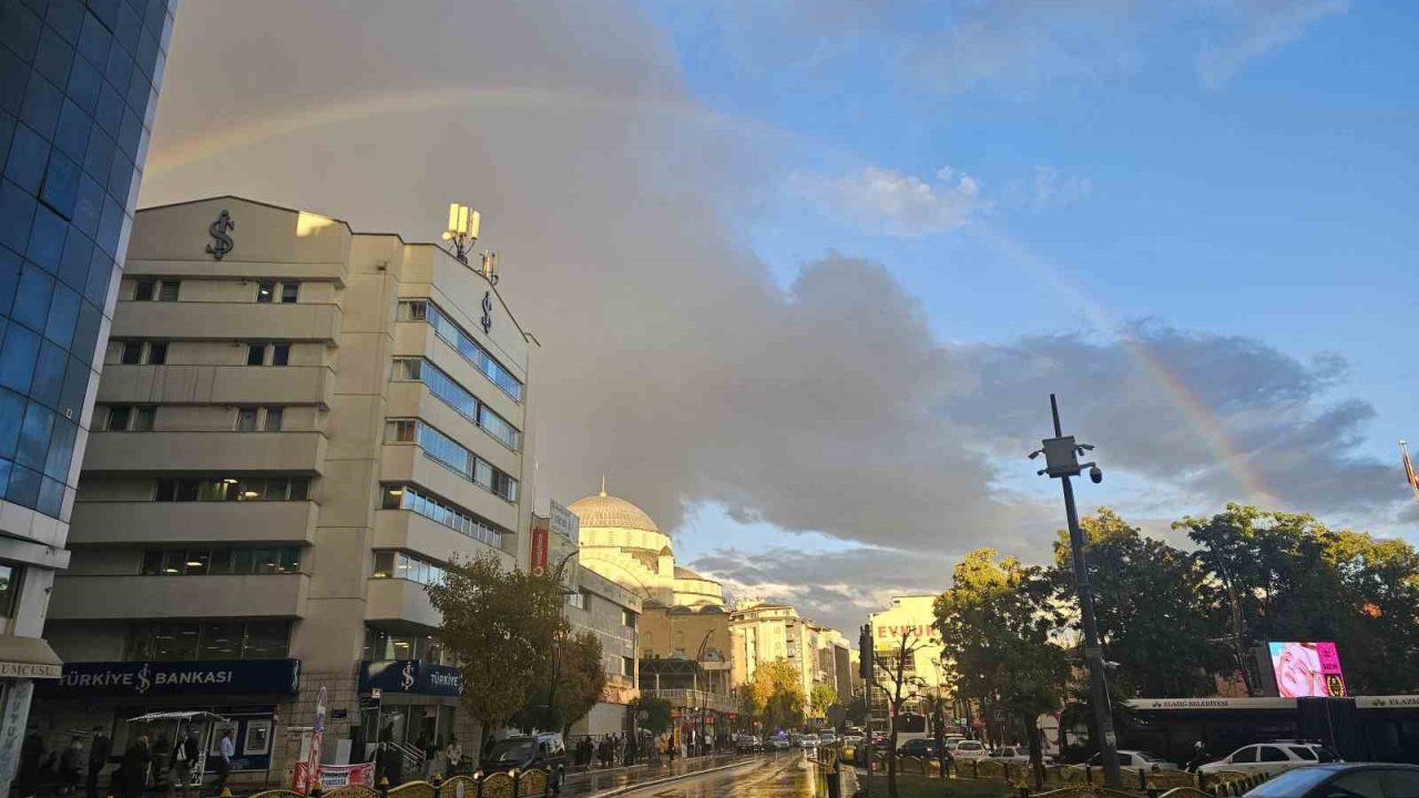 Elazığ’da gökkuşağı görsel şölen sundu