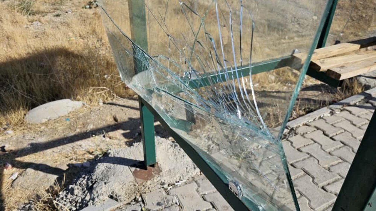 Elazığ’da şehir magandaları durağın camlarını kırdı