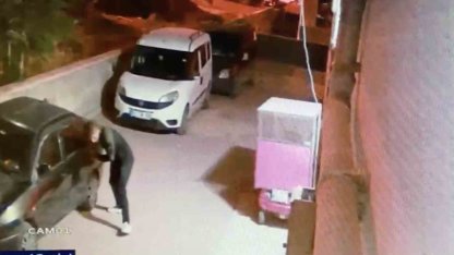 Elindeki bıçakla park halindeki araçların lastiklerini tek tek patlattı: O anlar kameraya yansıdı