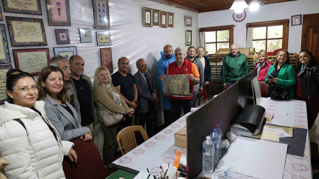 Erasmus projesi ortakları Menteşe’de geleneksel ebru deneyimi yaşadı