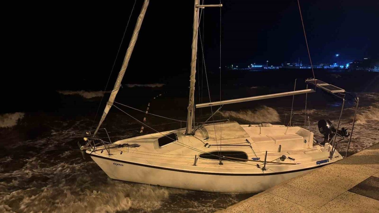 Erdek’te şiddetli lodos etkili oldu: Tekneler sürüklendi