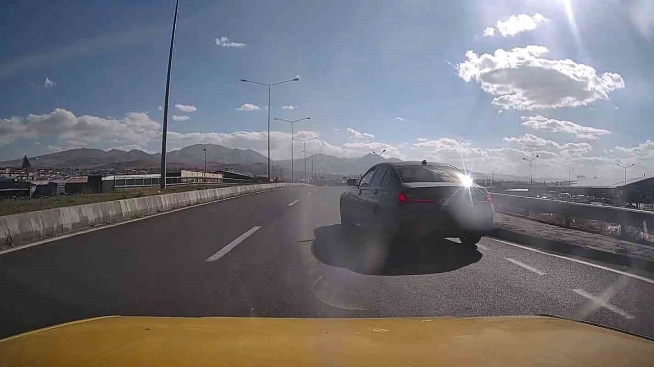 Erzurum-Artvin karayolunda tehlikeli anlar: Kontrolsüz şekilde ana yola çıkan araç kazaya neden oluyordu