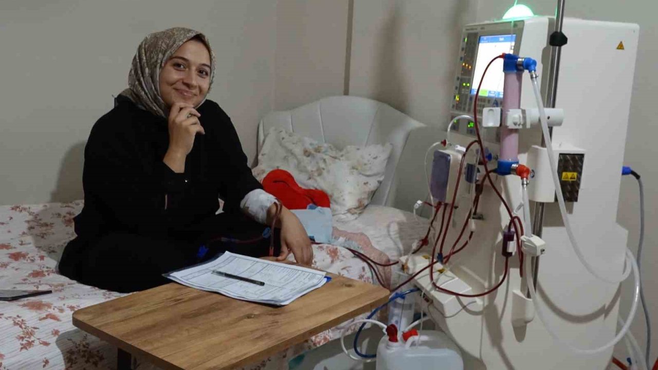 Evinde kendi diyalizini kendisi uyguluyor