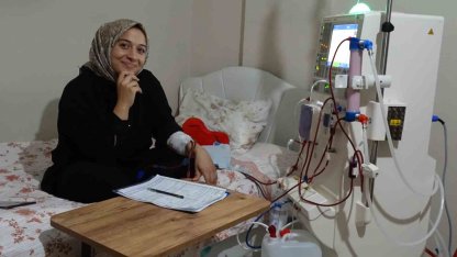 Evinde kendi diyalizini kendisi uyguluyor