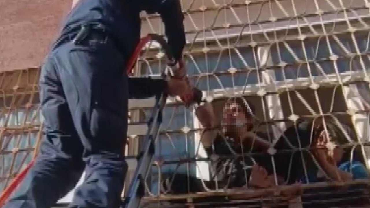 Evindeki demir parmaklıklara kolu sıkışan engelli vatandaşı itfaiye kurtardı