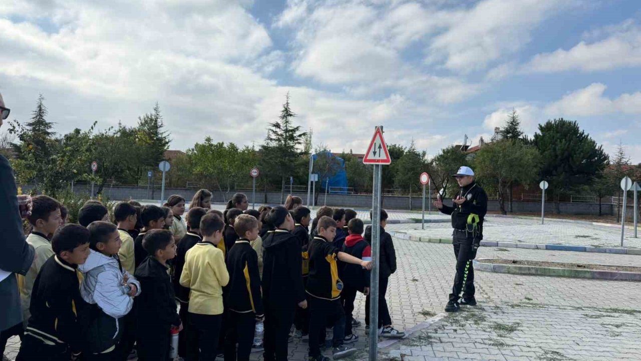 Fatih Ortaokulu’nda 75 öğrenciye trafik güvenliği eğitimi
