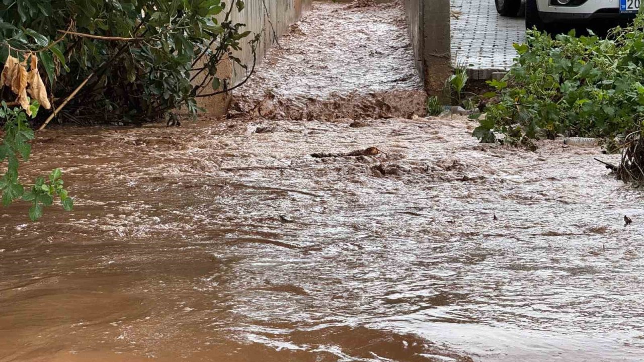 Fethiye sağanak yağışa teslim oldu