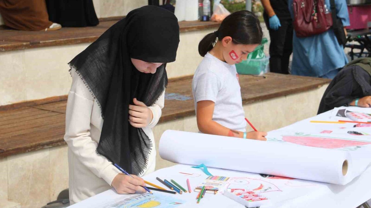 Fethiye’de çocuklar Filistinli akranları için resim çizdi