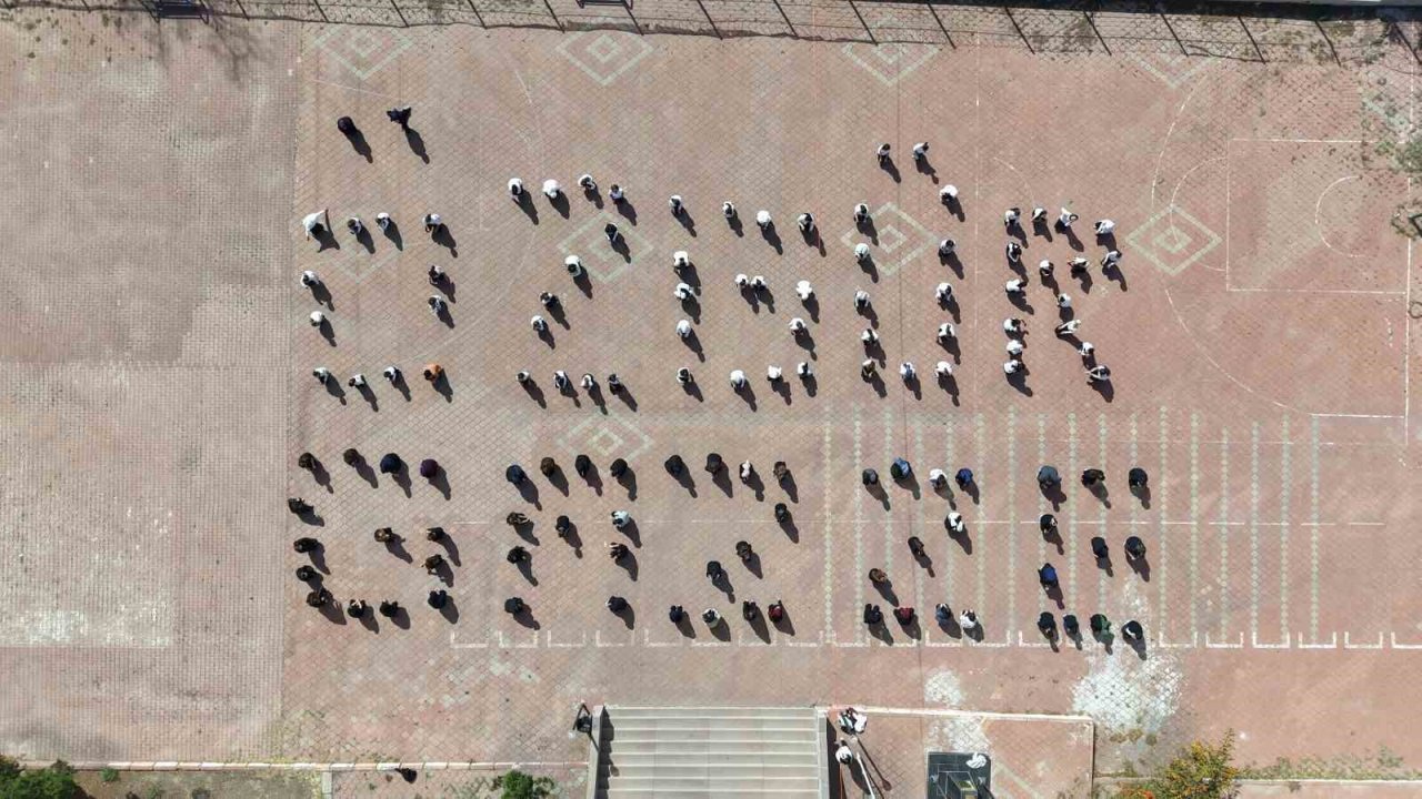 Filistin için tek yürek olan öğrencilerden &quot;Özgür Gazze&quot; koreografisi