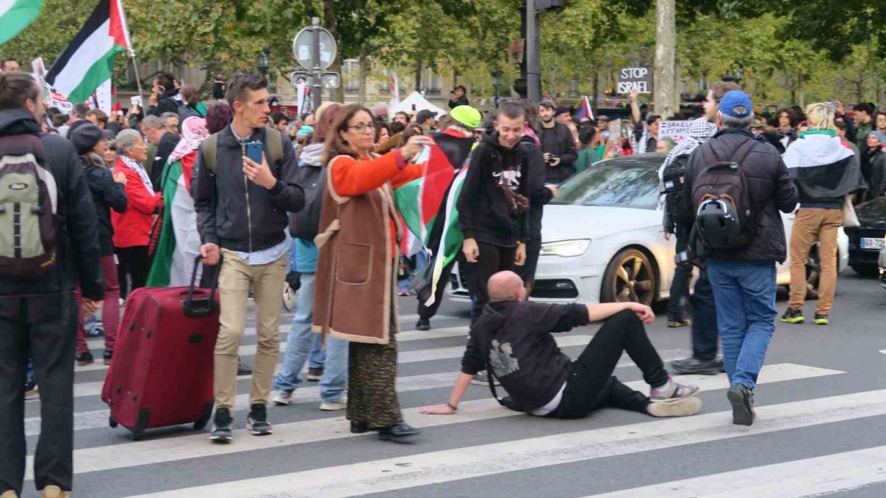 Fransa’da binlerce kişi, İsrail’in Sumud Filosu’na müdahalesini protesto etti