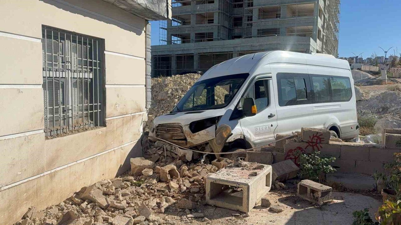 Gaziantep’te kazadan kaçmaya çalışan servis eve çarptı: 3 yaralı