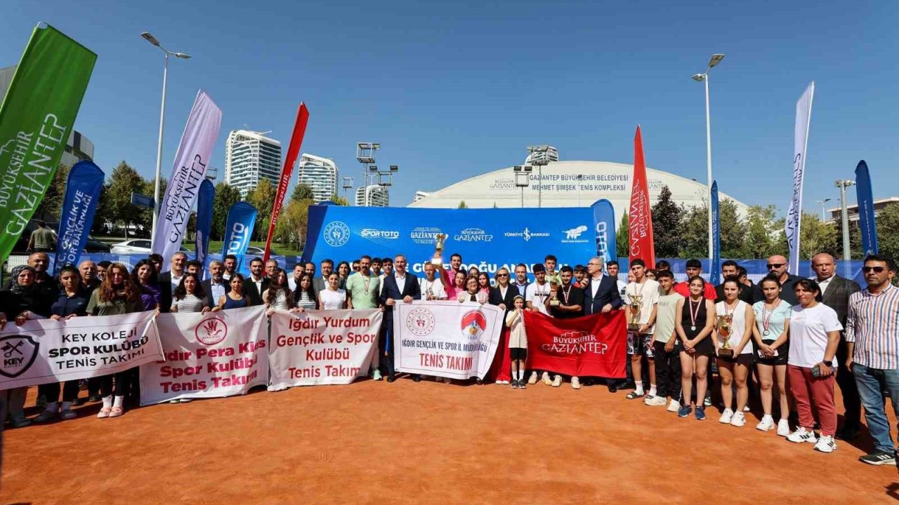 Gaziantep’te Tenis Şampiyonasında ödül töreni heyecanı