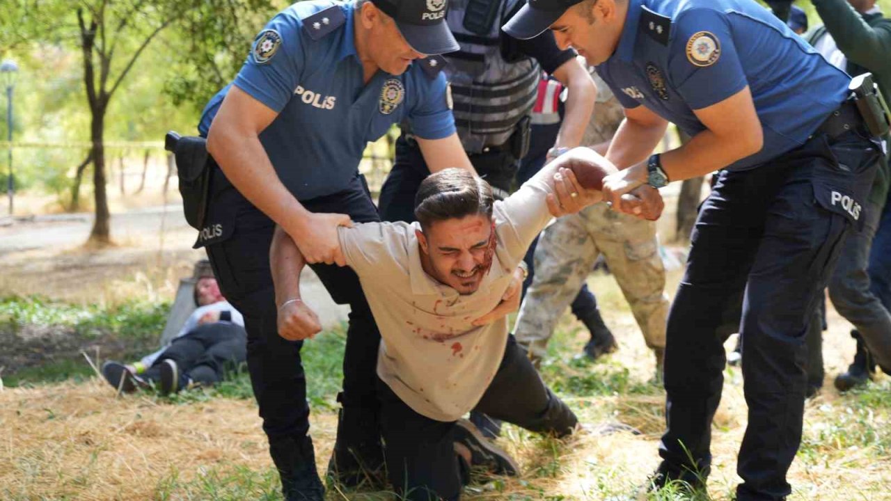 Gaziantep’te terör tatbikatında kendini rolüne kaptıranları ekipler güçlükle sakinleştirdi