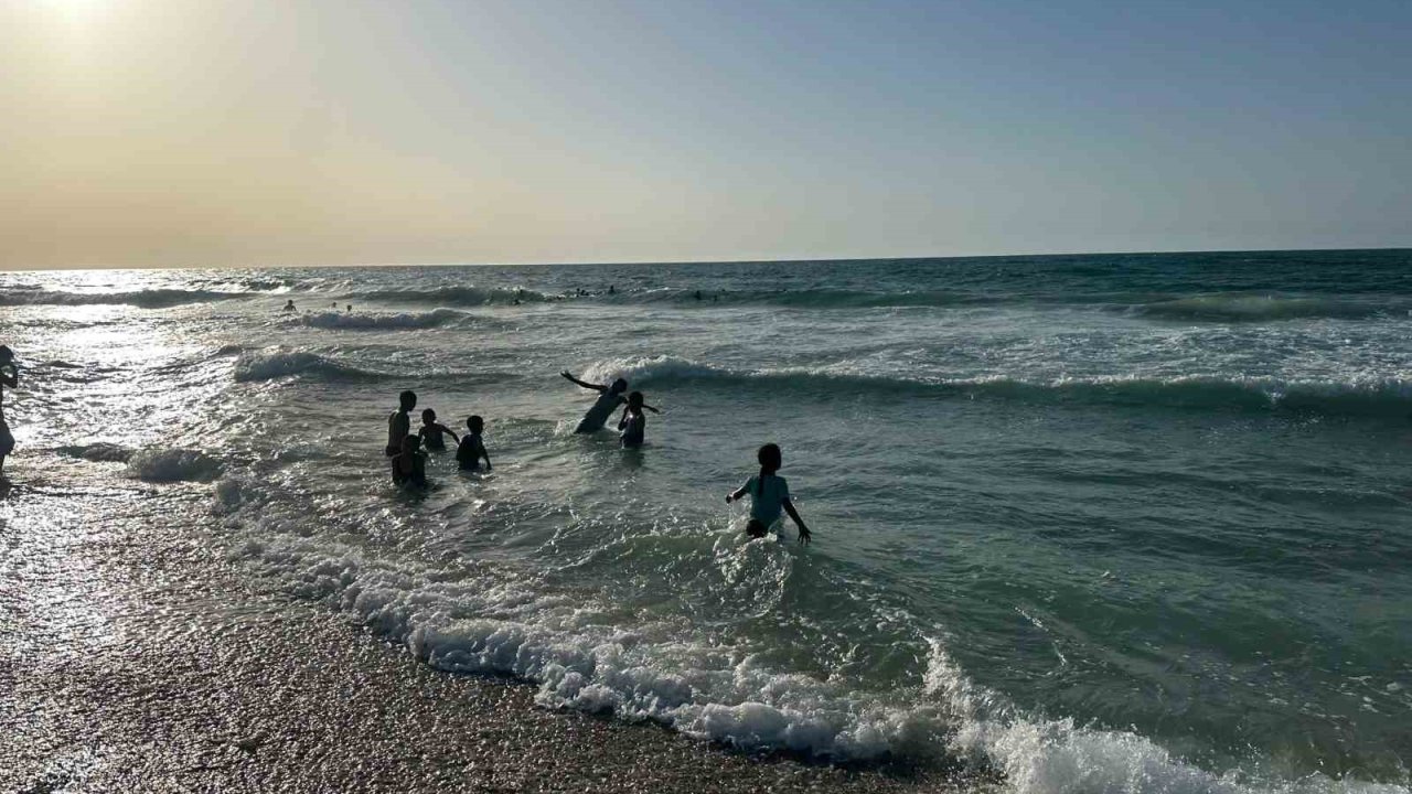 Gazzeli çocukların insani yardım getirecek aktivistleri sahilde umutla bekleyişi sürüyor