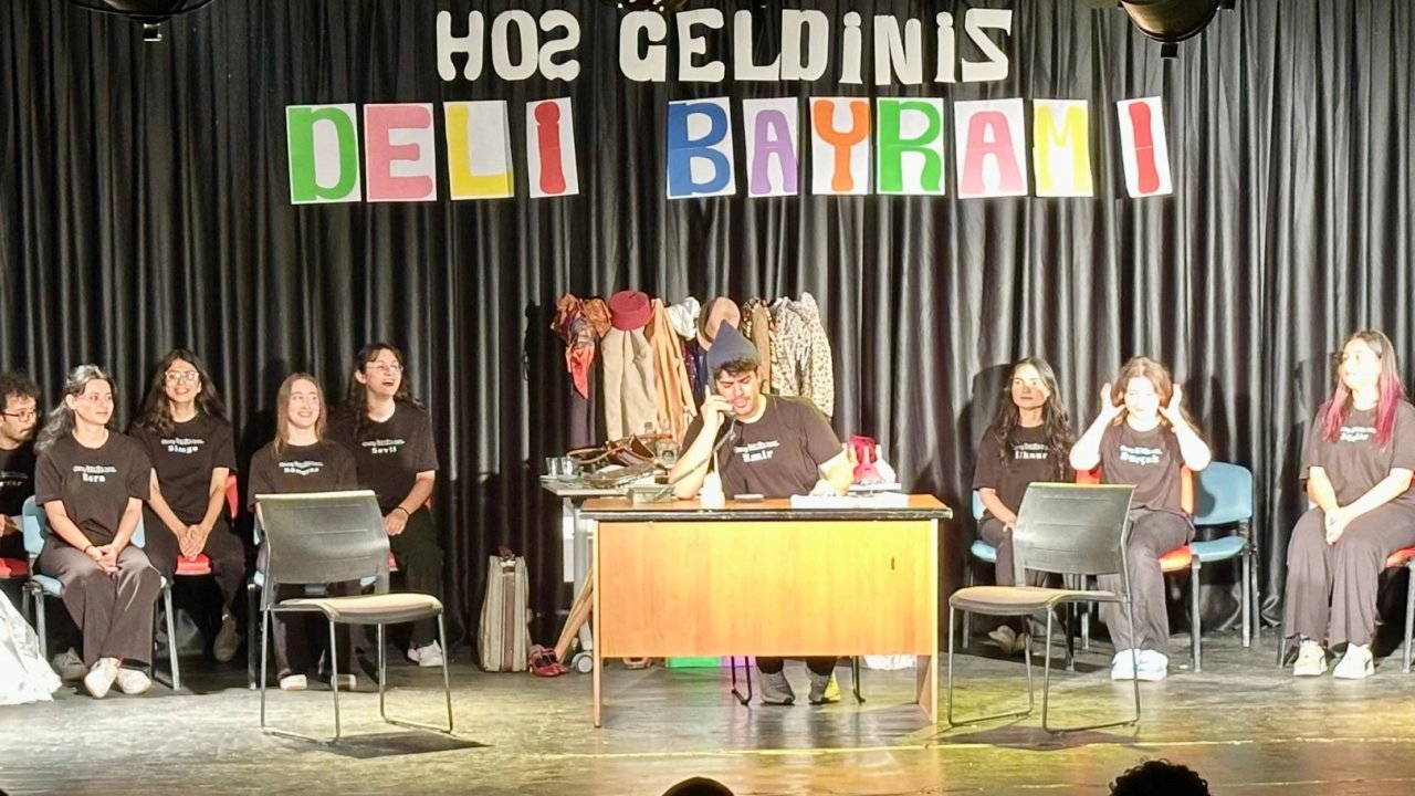 Genç İzmir’den tiyatroseverlere 'Deli Bayramı' oyunu