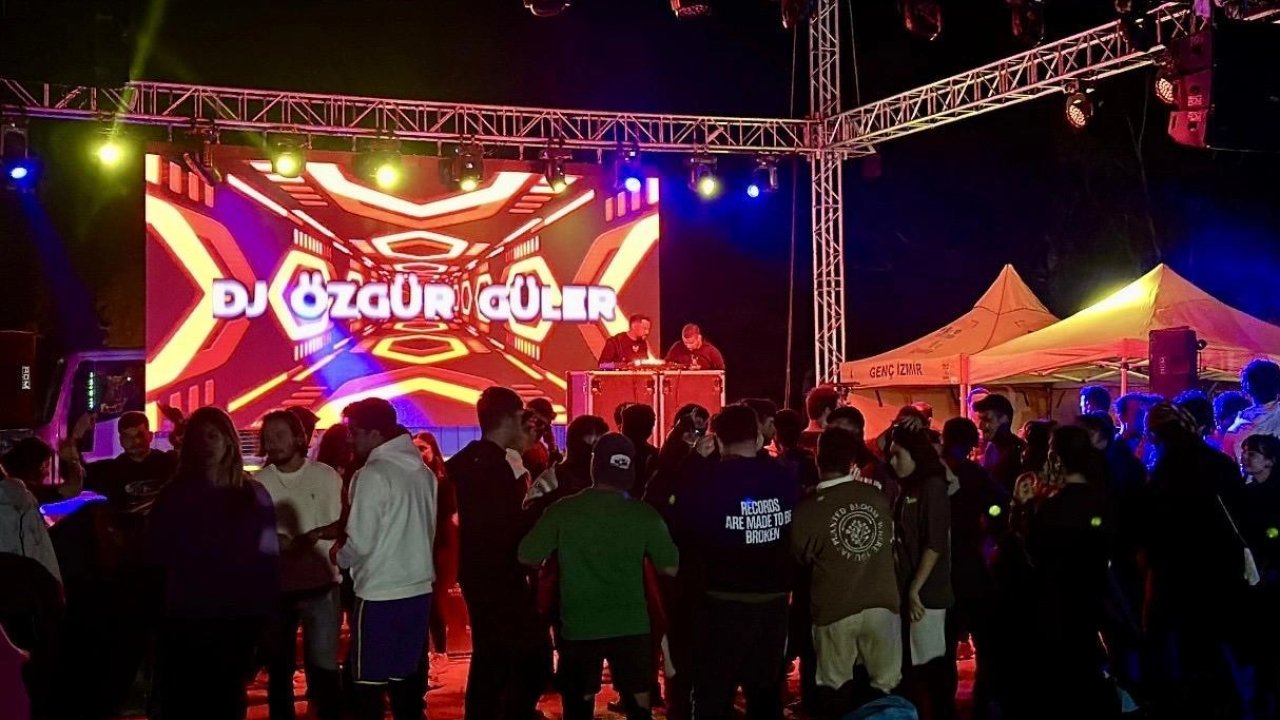 Gençler İzmir Foça kampında gönüllerince eğlendi