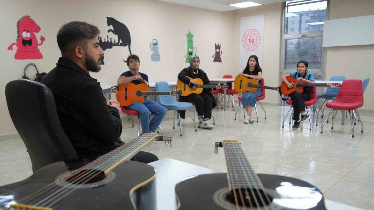Gençlik Merkezi’nde gençler sanatı keşfediyor