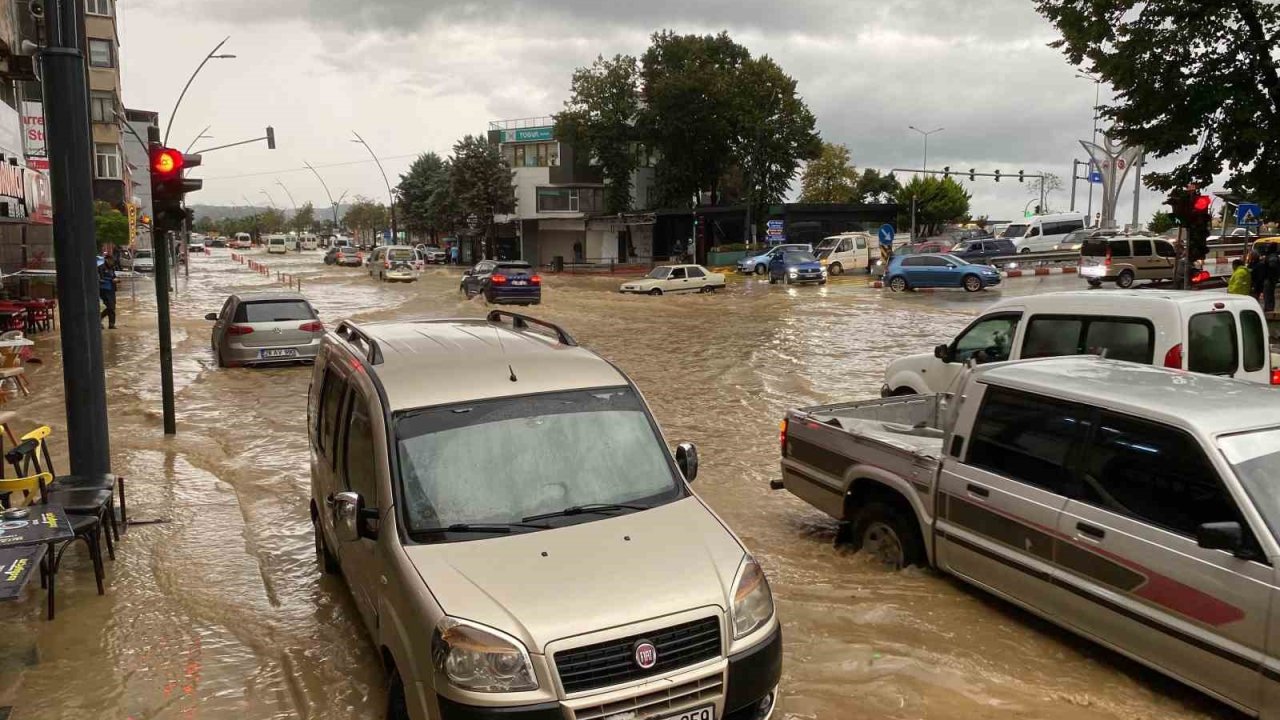 Giresun’da sağanak yağış hayatı felç etti