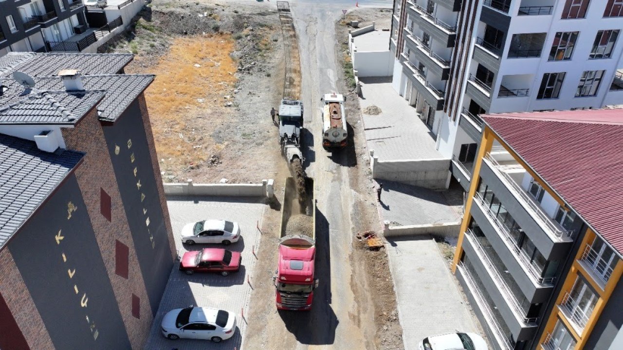 Gölbaşı Belediyesi ilçedeki asfalt serim çalışmalarını sürdürüyor