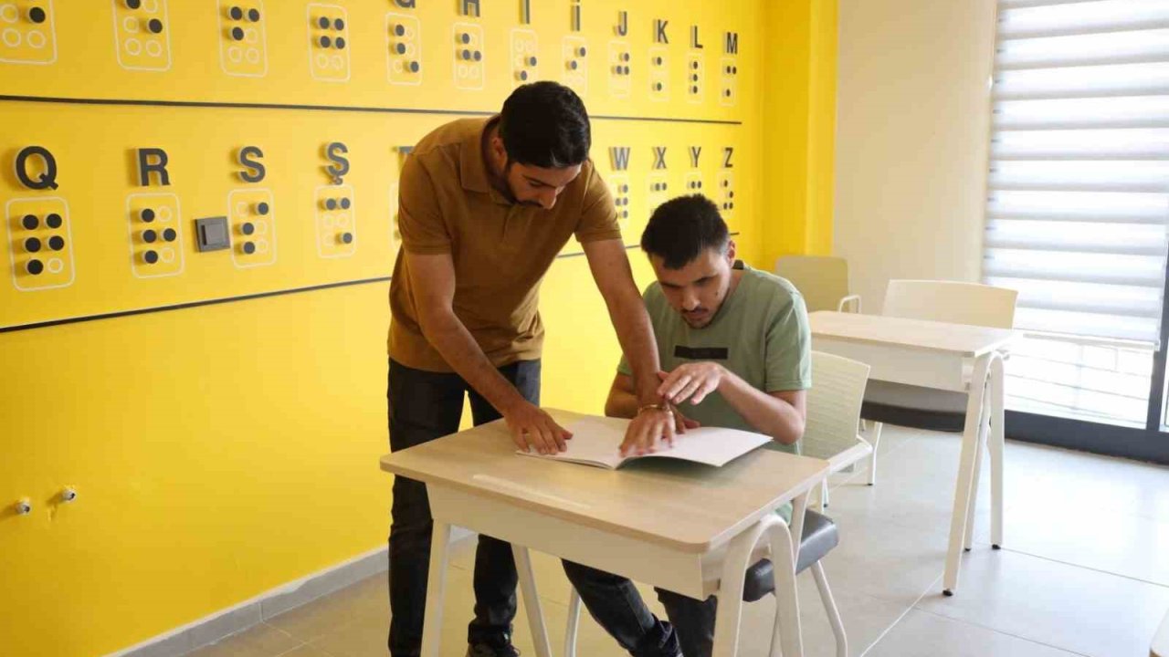 Görme engelli eğitmen öğrencilerine ’bağımsızlığı’ hediye ediyor