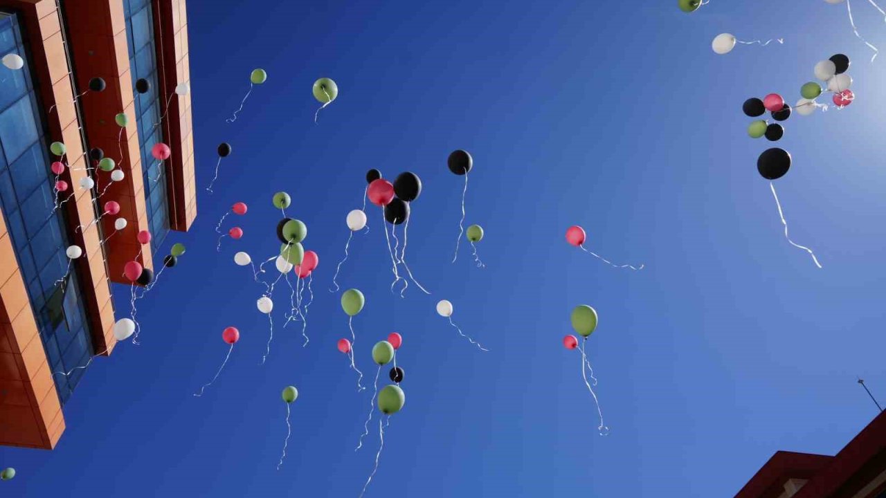 Gümüşhane’de Gazze için balonlar gökyüzüne bırakıldı