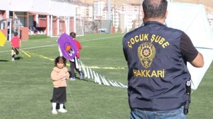 Hakkari polisinden çocuklar için uçurtma şenliği düzenlendi