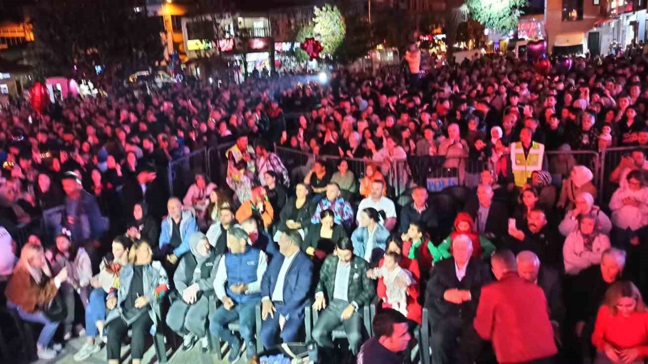 Halk konserinde Devrekliler Sevcan Orhan ile coştu