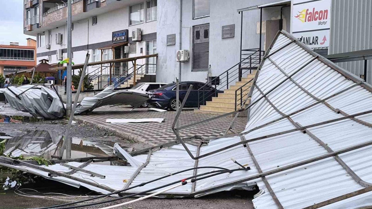Hatay’da fırtınada uçan çatı 2 araca zarar verdi