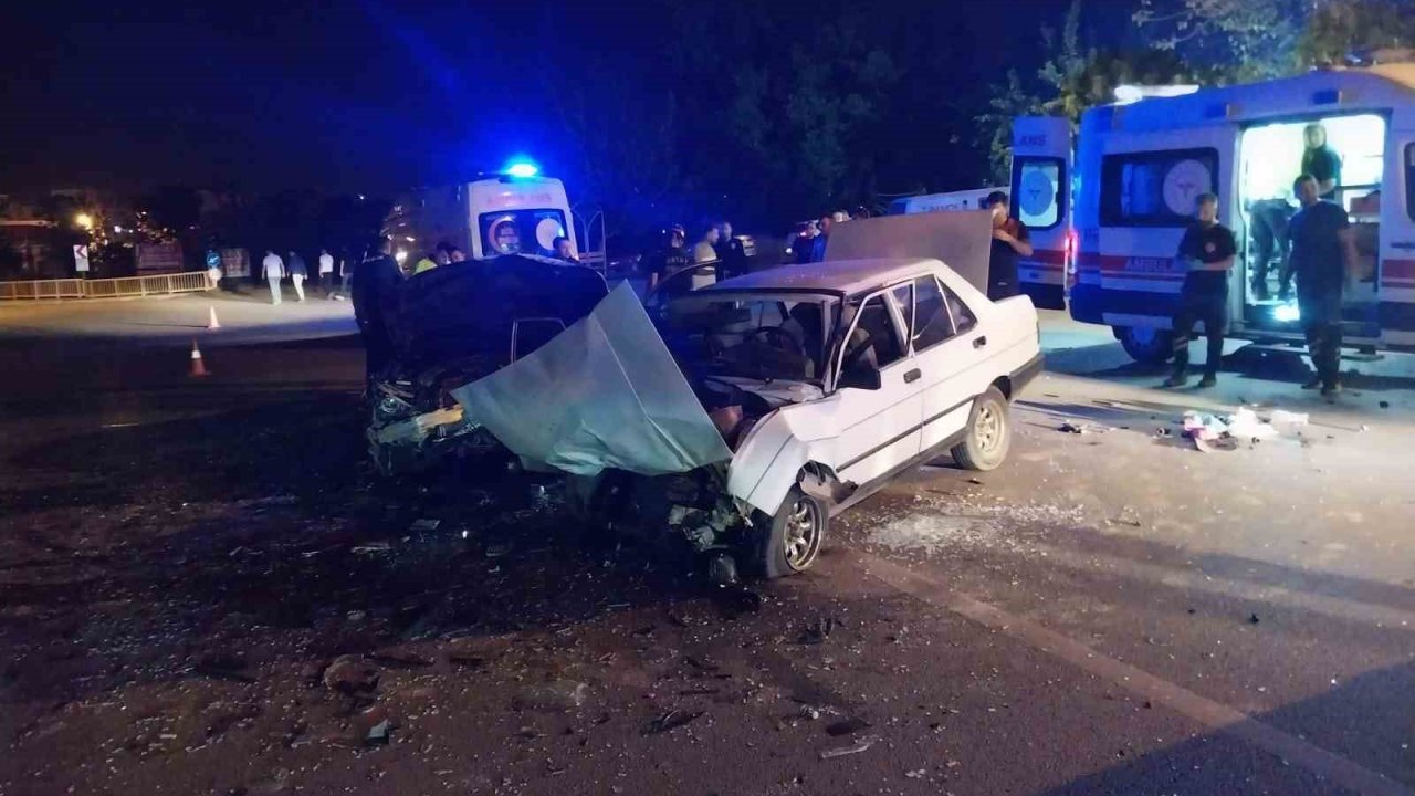 Hatay’da otomobiller çarpıştı: 1’i bebek 6 yaralı