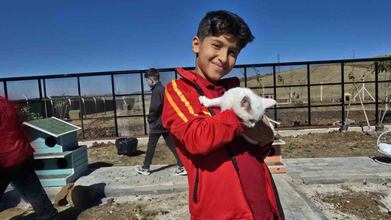 Hayvanları Koruma Günü’nde Evcil Köy’de patili dostlarla buluştular