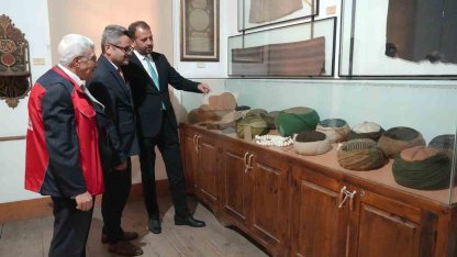 Her yıl binlerce kişinin ziyaret ettiği külliyedeki sarıklar, vatandaşlardan yoğun ilgi görüyor