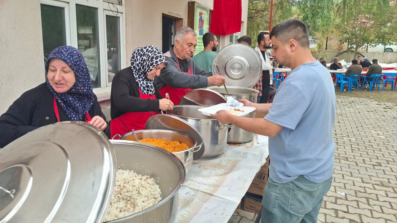 Hisarcık Yukarı Yoncaağaç köyünde 13 yıldır sürdürülen hayır yemeği geleneği