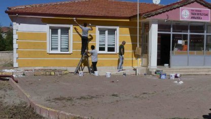 İnfaz Koruma memurları boş vakitlerinde okulların bakım ve onarımlarını gerçekleştiriyor