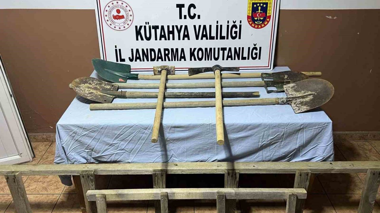 İş makinesiyle define arayan şahısları jandarma yakaladı