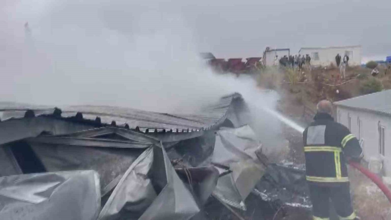 İşçilerin kaldığı konteyner yatakhane alevlere teslim oldu
