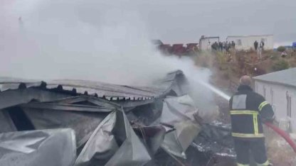 İşçilerin kaldığı konteyner yatakhane alevlere teslim oldu