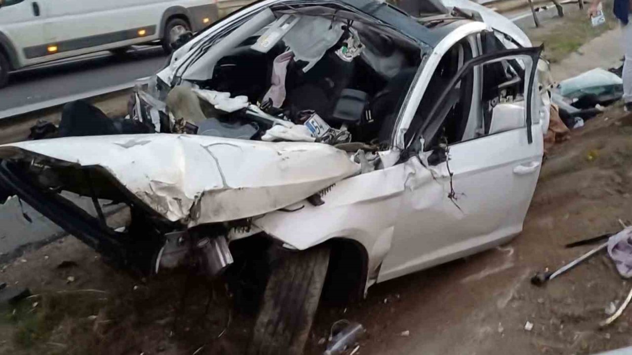 İşe gitmek isterken ölümden döndü: Otomobil parçalandı, sürücü fırlayıp altına sıkıştı