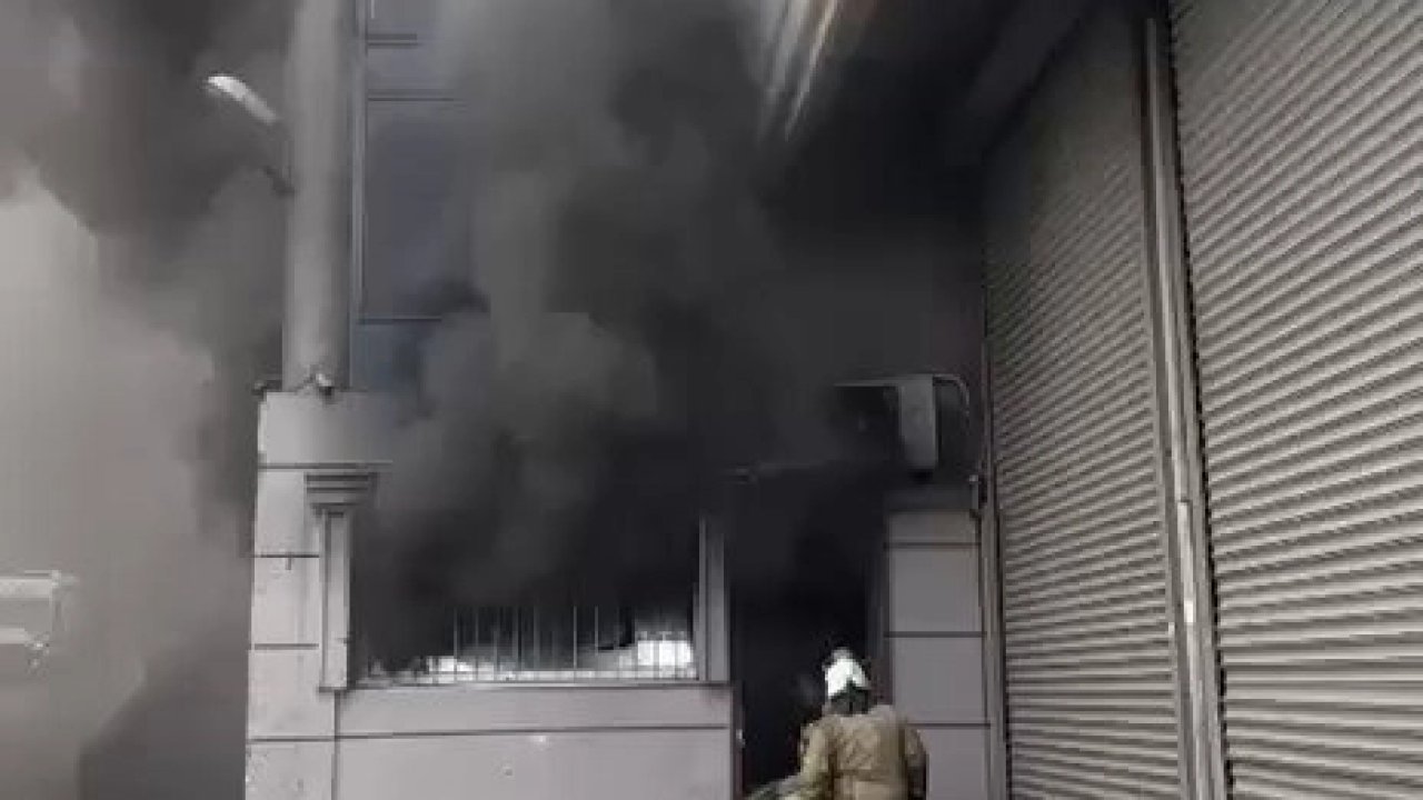 İstanbul Eyüpsultan’da iş hanında depo yangını!