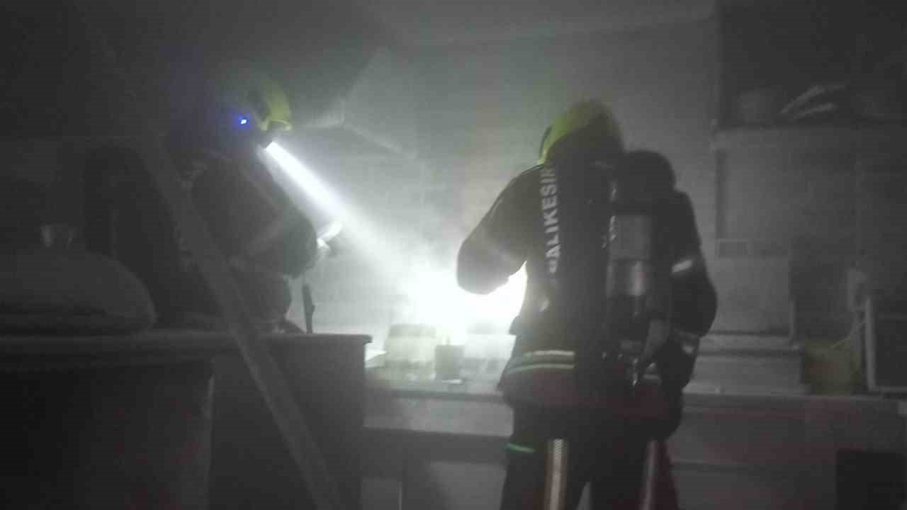 İşyerinin de fritöz yangınında duman paniği