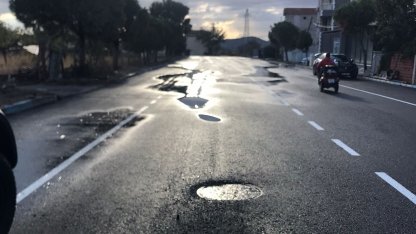 İzmir Büyükşehir’in Helvacı asfaltı 11 günde çöktü