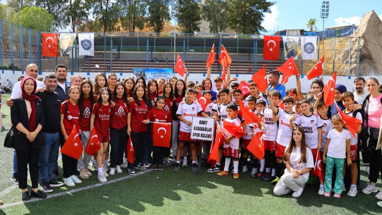 İzmir Karabağlar’da amatör spor kulüplerine büyük destek