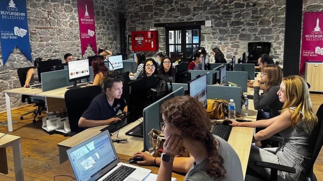 İzmirli gençlere 'Canva' eğitimi