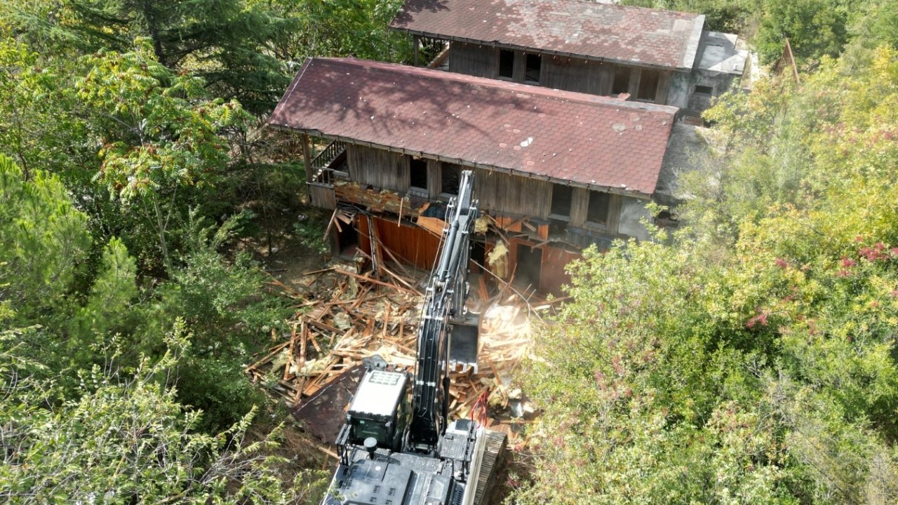 İzmit’te tehlikeli metruk yıkıldı