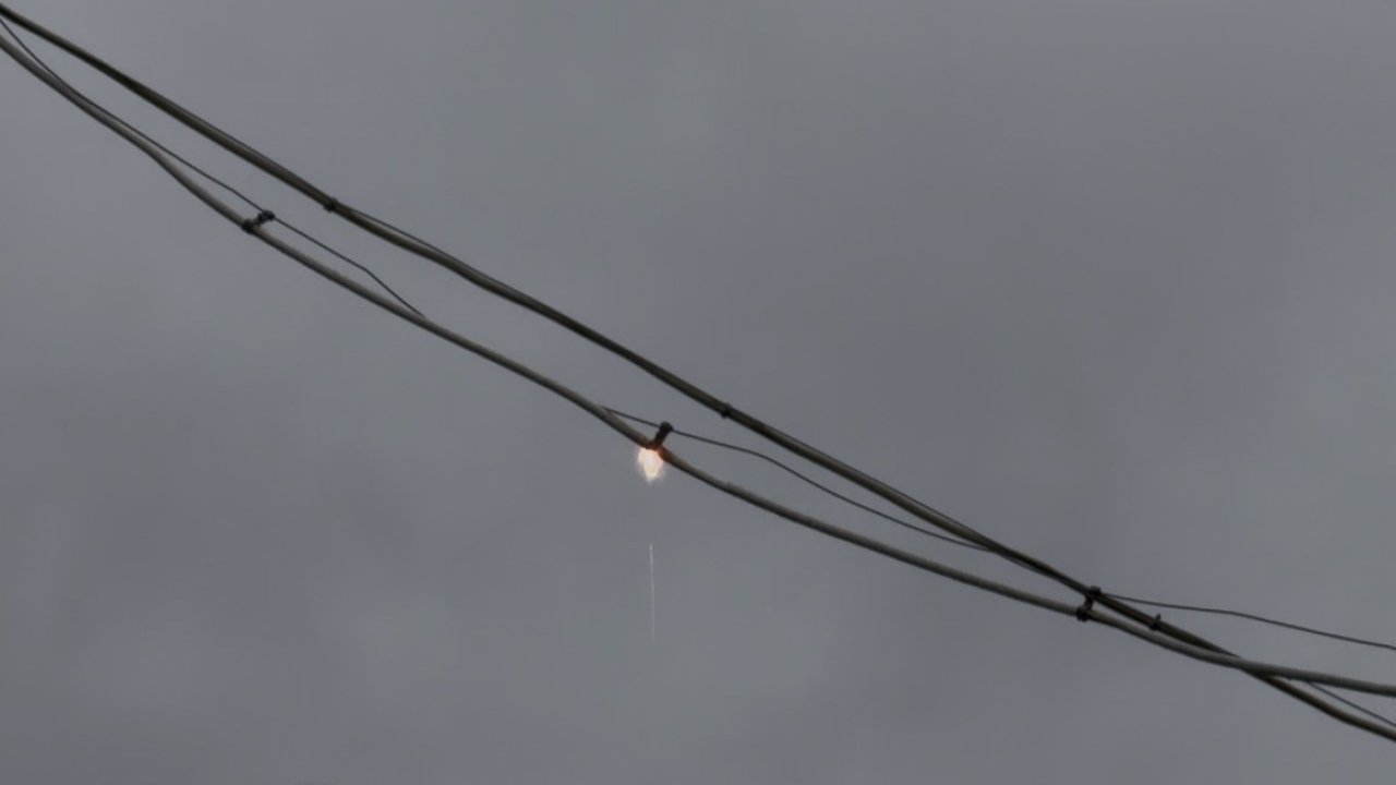 Kablolardan çıkan kıvılcım itfaiye ekiplerini harekete geçirdi