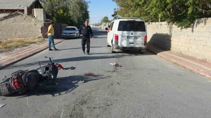 Kamyonet ile motosiklet çarpıştı: Anne ve iki çocuğu ağır yaralı