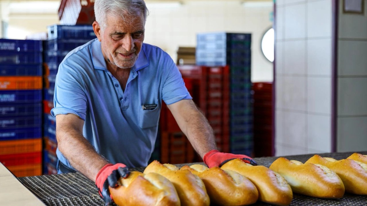 Karabağlar'da 'Askıda Ekmek' başladı