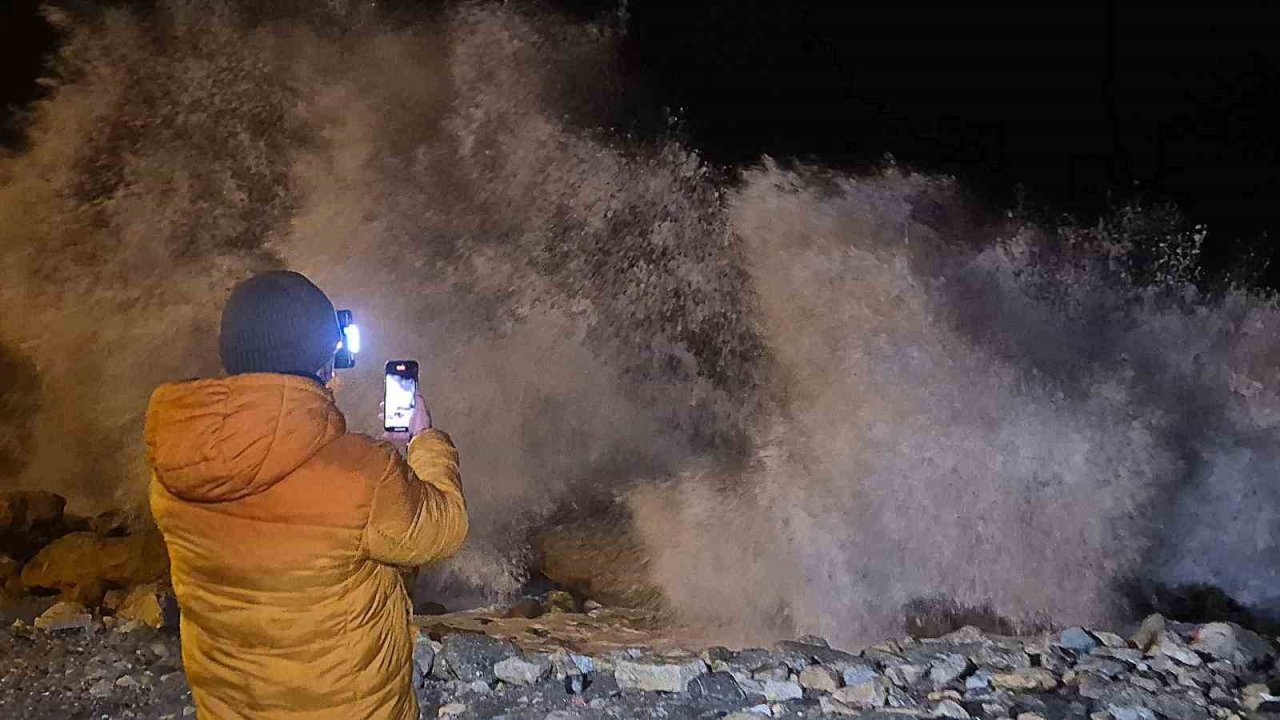 Karadeniz’de dalgaların boyu 8 metreyi aştı