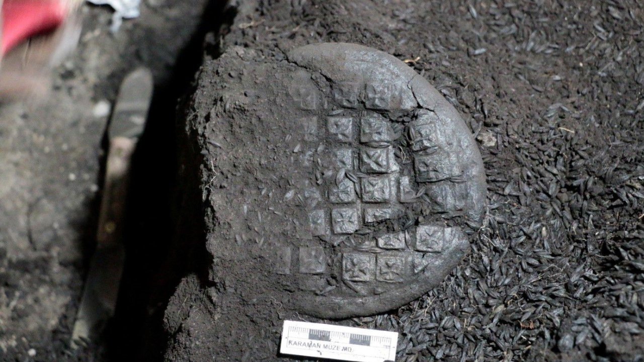 Karaman’da bin 300 yıllık bezemeli arpa ekmekleri bulundu