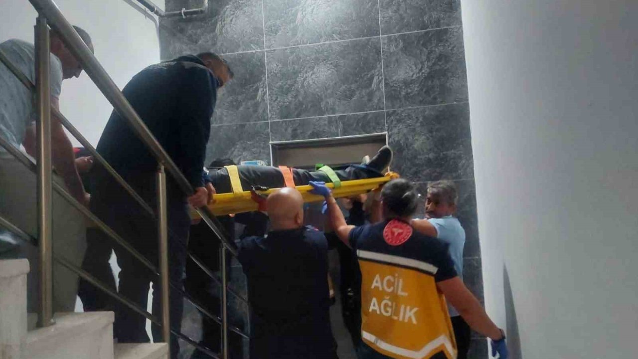Karaman’da bir kat aşağıya düşen asansördeki şahıs yaralandı